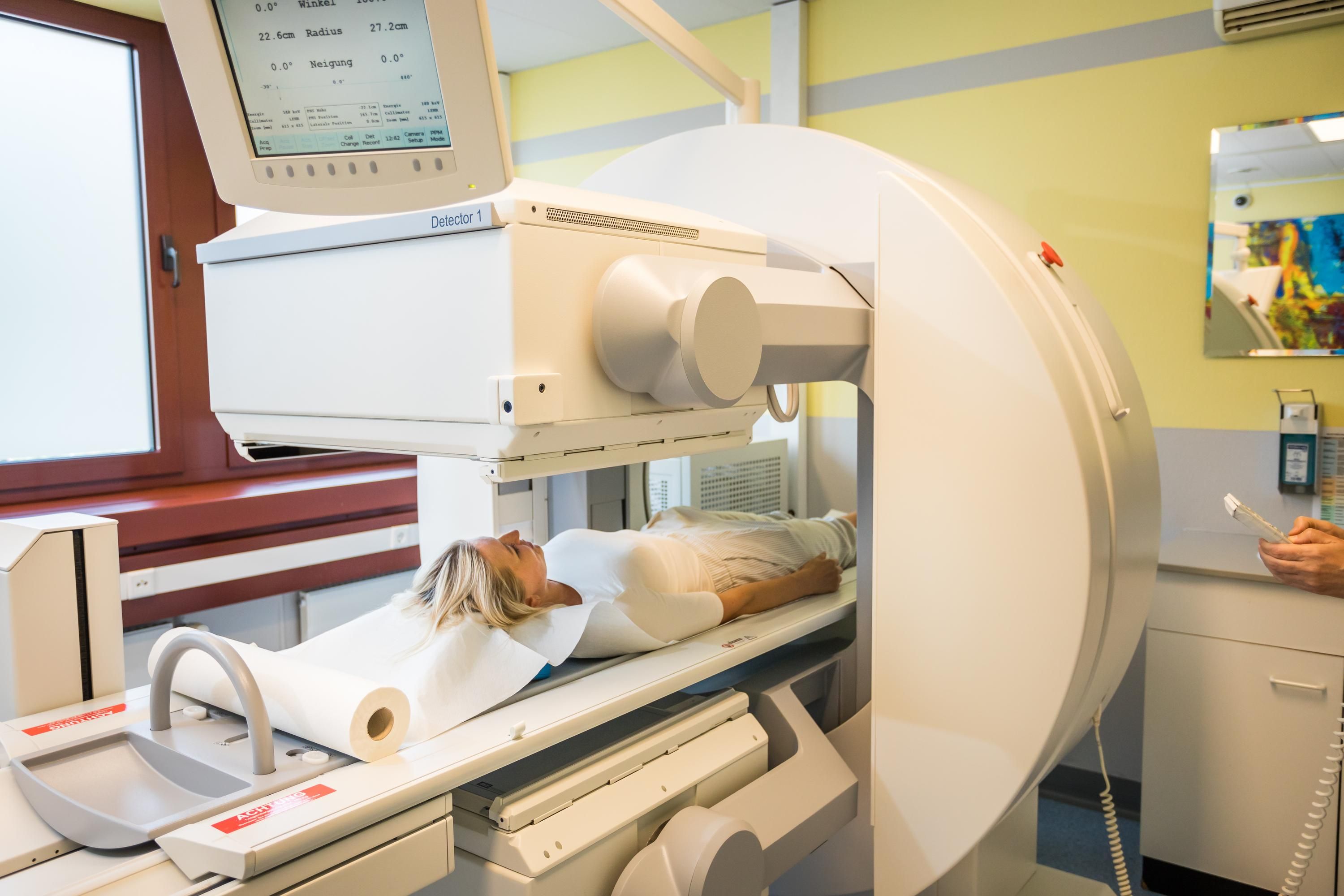Eine Patientin bei der Szintigraphie in der Radiologie Adickesallee in Frankfurt.