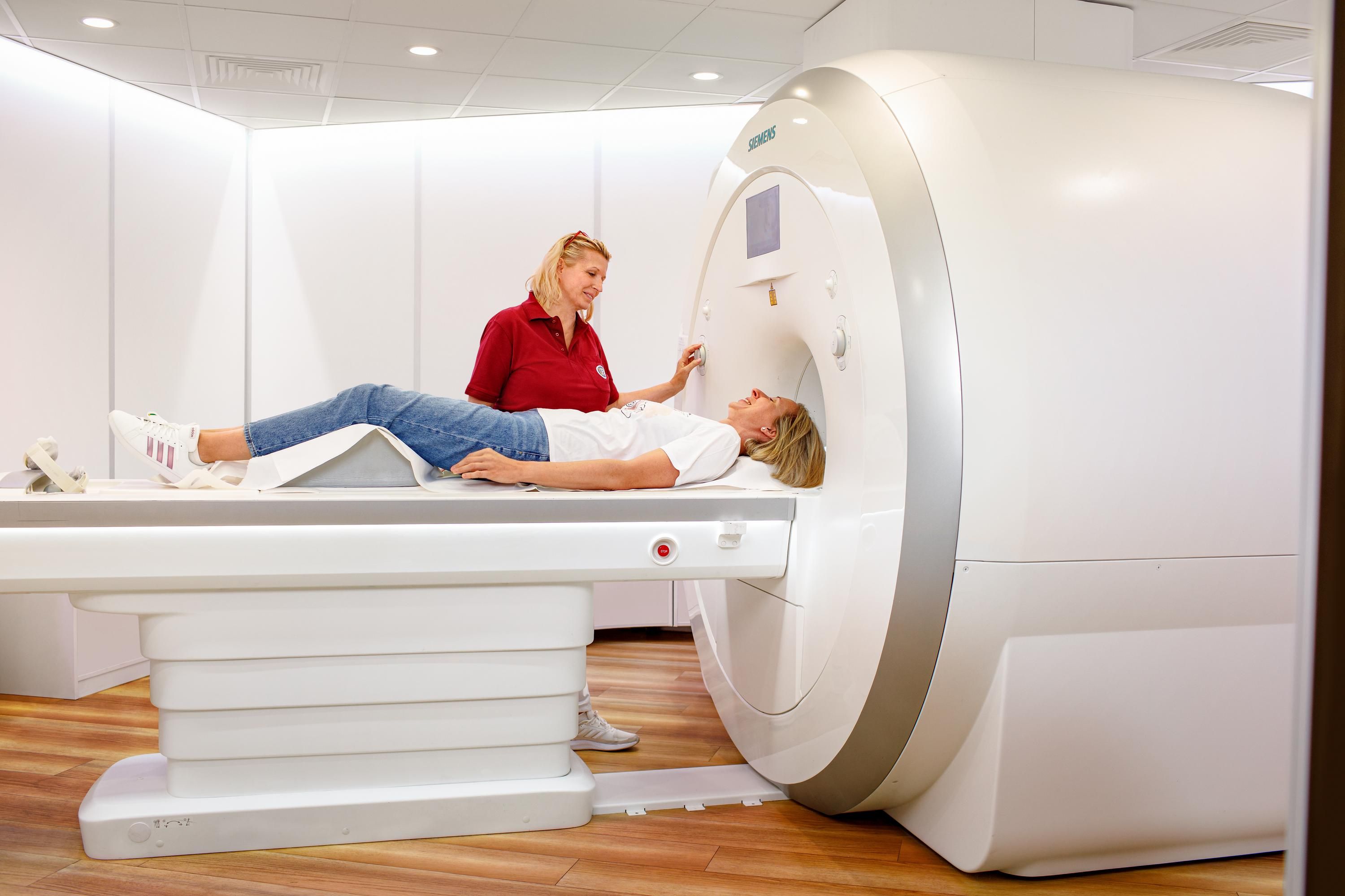 Eine MTR steht neben einem Kernspointomographen, in dem eine Patientin liegt in der Klinik Maingau Frankfurt.